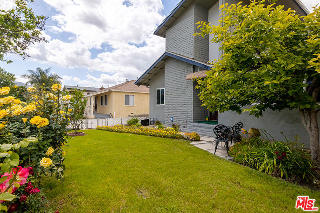 329 Thompson Avenue, Glendale CA: https://media.crmls.org/mediaz/a63088a0-f5c0-41bc-b900-4474d3ea4b7f.jpg