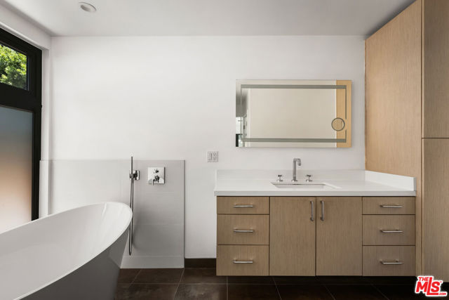 2425 Rinconia Drive, Los Angeles CA: https://media.crmls.org/mediaz/a631785b-aa9c-40d0-84db-e3e3611ae28c.jpg