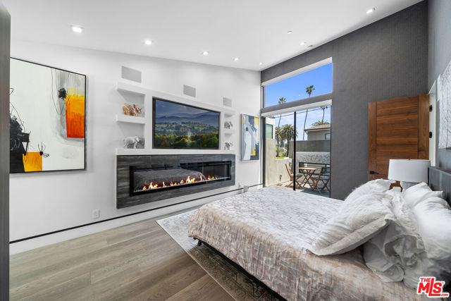 836 California Avenue, Venice CA: https://media.crmls.org/mediaz/a6324fb8-4714-4966-99a2-7addf4e0c747.jpg