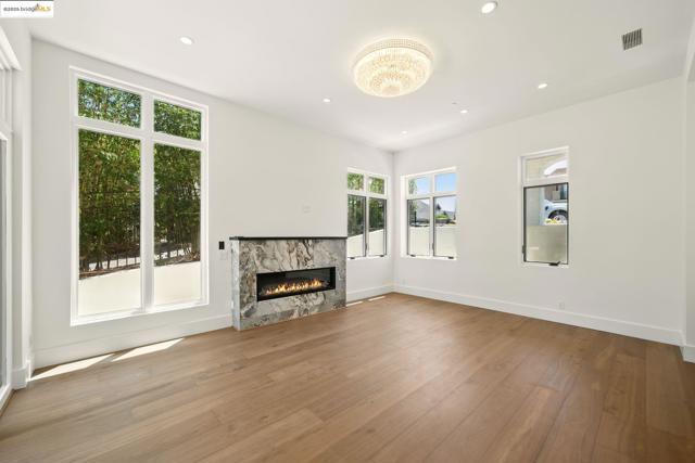 13462 Campus drive, Oakland CA: https://media.crmls.org/mediaz/a6333224-87aa-4b3a-b954-b77064b35df0.jpg