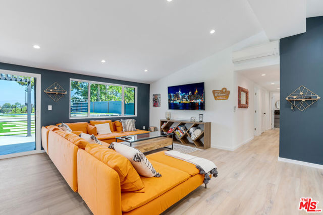 5835 Mcdonie Avenue, Woodland Hills CA: https://media.crmls.org/mediaz/a633ea20-a8a1-45dc-8246-b8e03bfefc59.jpg