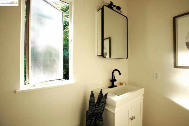 4191 Fruitvale, Oakland CA: https://media.crmls.org/mediaz/a6340674-51cb-4613-baaf-c8e1a2577757.jpg