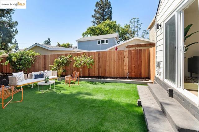 528 Ruby St, Redwood City CA: https://media.crmls.org/mediaz/a6342599-d421-4276-90ae-edaaf1624be8.jpg