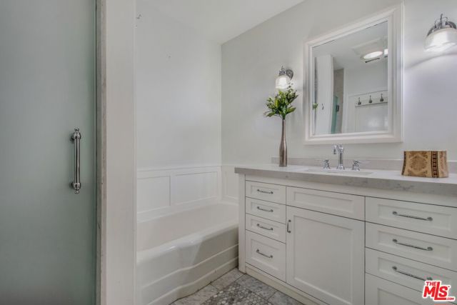 Center Hall Full Bath