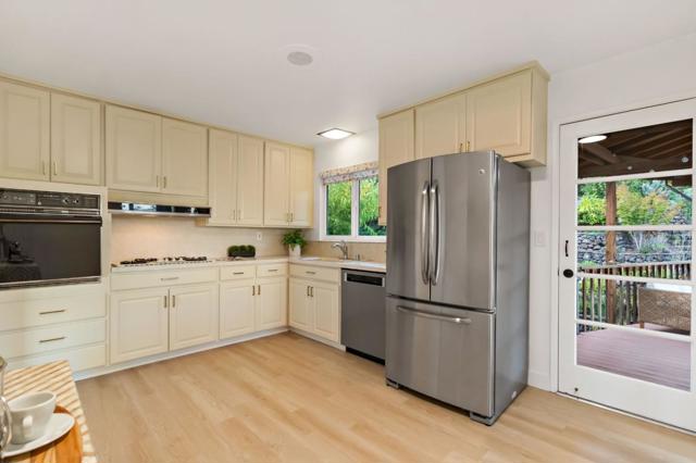 3848 Vineyard Drive, Redwood City CA: https://media.crmls.org/mediaz/a6359197-3c83-4d15-ba27-4f3a93ca08a5.jpg