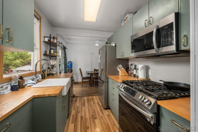1679 81 Chalcedony St, San Diego CA: https://media.crmls.org/mediaz/a636b23b-7166-4fb5-95c4-a67d16b4d3bf.jpg