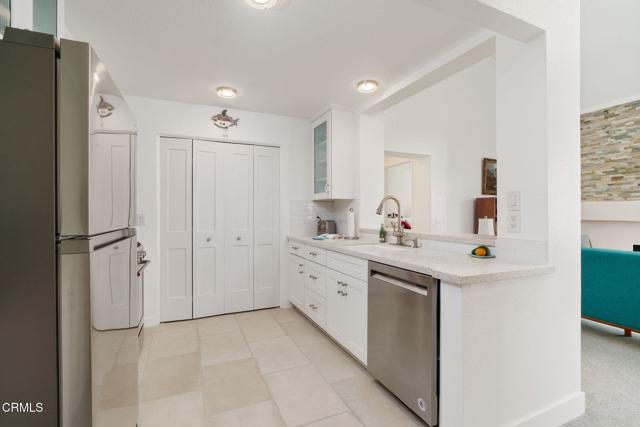 2206 Martinique Lane, Oxnard CA: https://media.crmls.org/mediaz/a6393bcd-660a-419a-8c47-bc1c4ed136a7.jpg