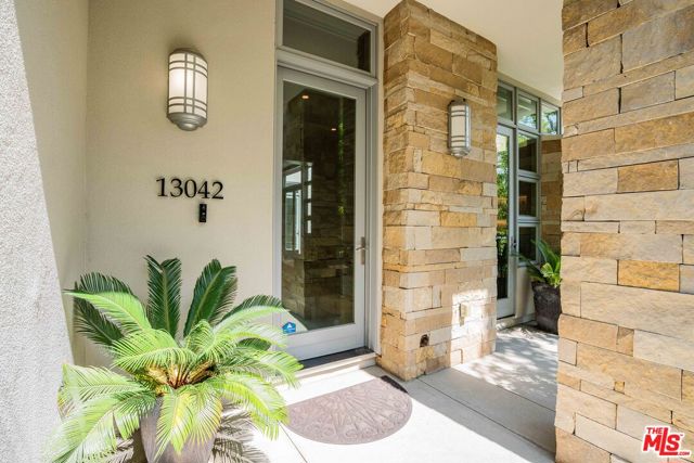 13042 W North Icon Circle, Playa Vista CA: https://media.crmls.org/mediaz/a6394b55-edba-4f29-bbcb-d716e37ce16b.jpg