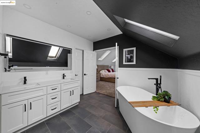 51 Cunha Ct, Oakley CA: https://media.crmls.org/mediaz/a63a1285-7e99-4133-b229-b5316b9b96c8.jpg