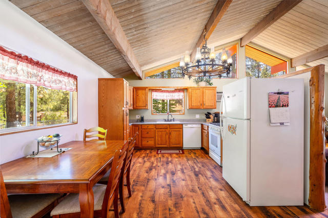 59341 Courtesy Drive, Mountain Center CA: https://media.crmls.org/mediaz/a63b254a-c73b-43ae-b968-eae9576e3146.jpg