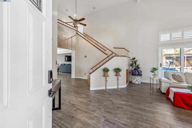 1005 Wood Thrush Ln, Tracy CA: https://media.crmls.org/mediaz/a63c39fc-108f-4b78-964e-d451c706910e.jpg