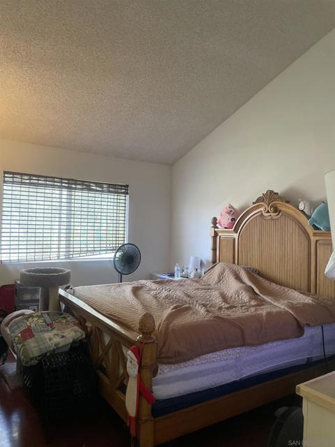 6815 Caminito Mundo, San Diego CA: https://media.crmls.org/mediaz/a63c4a92-88da-4ec8-ac5e-c1f553210052.jpg