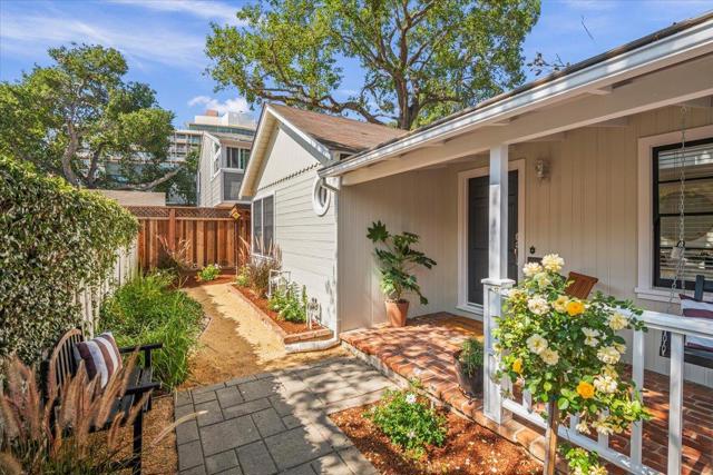 637 Channing Avenue, Palo Alto CA: https://media.crmls.org/mediaz/a63cb111-3a35-40d4-93c5-3d2d607ee707.jpg