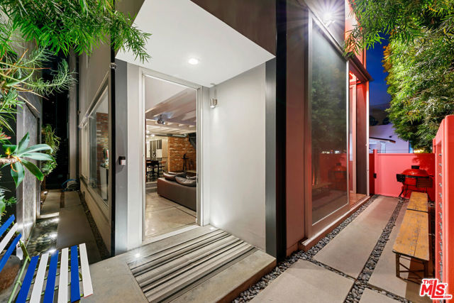 1430 Abbot Kinney Boulevard, Venice CA: https://media.crmls.org/mediaz/a63f708c-e1fa-4af1-af29-83cf0eafcfde.jpg