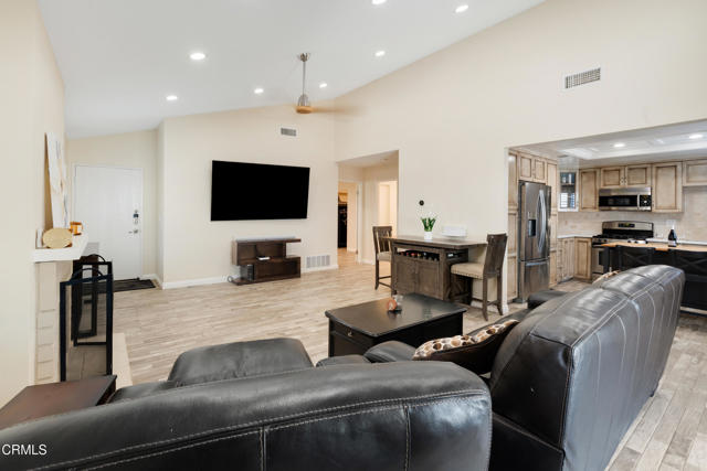 15939 Ada Street, Canyon Country CA: https://media.crmls.org/mediaz/a64012bb-8e9b-481e-b1bd-7a48bf07b03e.jpg