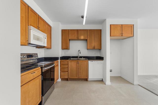 888 7th Street, San Francisco CA: https://media.crmls.org/mediaz/a6401465-5bbe-497b-a5ff-4ea9375f92bd.jpg