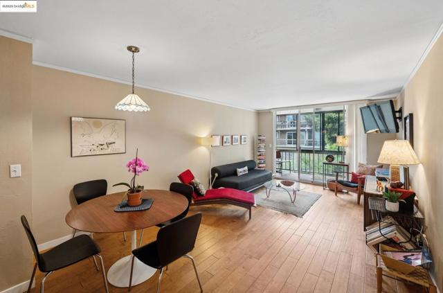 250 Whitmore St, Oakland CA: https://media.crmls.org/mediaz/a6402830-7ba0-44e2-88bb-198ed6327797.jpg