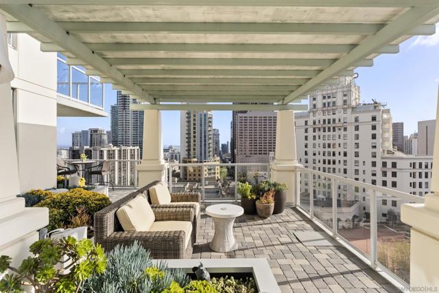 850 Beech St, San Diego CA: https://media.crmls.org/mediaz/a640dc12-e23d-4d5e-a43e-cd84332ddf56.jpg