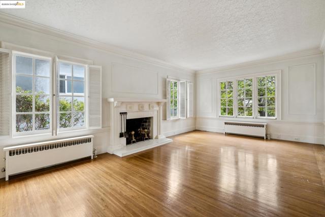 618 Boulevard Way, Piedmont CA: https://media.crmls.org/mediaz/a6411f8f-7ae5-410b-b026-c68b3abb3c61.jpg