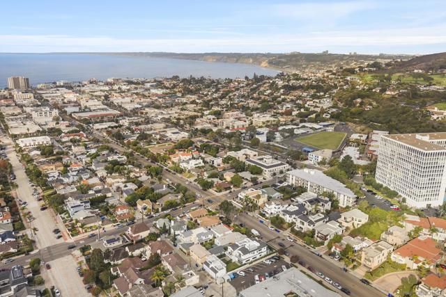 7216 FAY AVE, La Jolla CA: https://media.crmls.org/mediaz/a6414392-9861-436d-9cb4-b6c4e1a46ffe.jpg