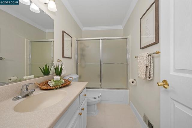 5040 Murchio Dr, Concord CA: https://media.crmls.org/mediaz/a6422d7a-e9a4-4cfe-8b0f-766cf4a0f938.jpg