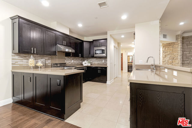 4848 Wilshire Boulevard, Los Angeles CA: https://media.crmls.org/mediaz/a6428426-26a3-406a-adb6-a77b6d5ceace.jpg