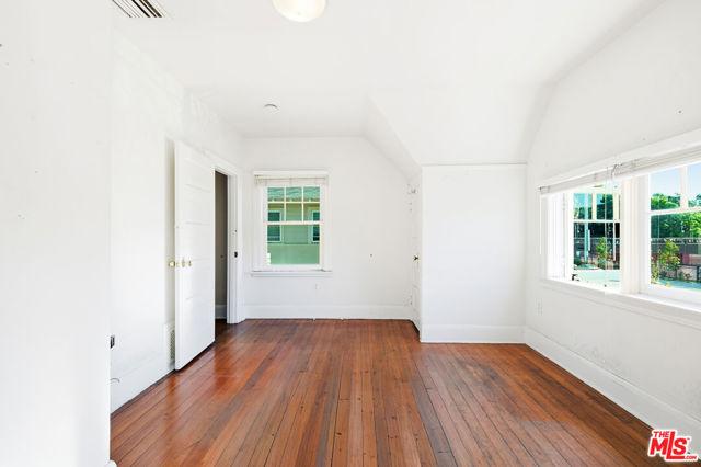 921 W 30th Street, Los Angeles CA: https://media.crmls.org/mediaz/a642e455-5528-4a25-a1d9-0256d084afa0.jpg