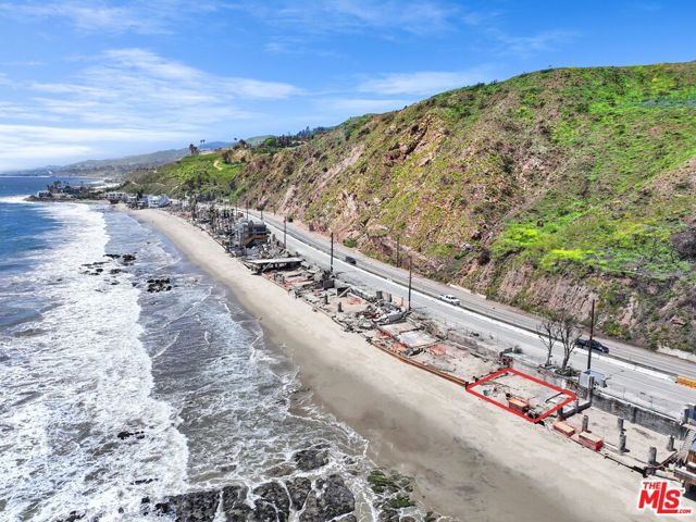 20802 Pacific Coast Highway, Malibu CA: https://media.crmls.org/mediaz/a642f806-5bf5-4781-9ed7-ea8c0cb251b4.jpg