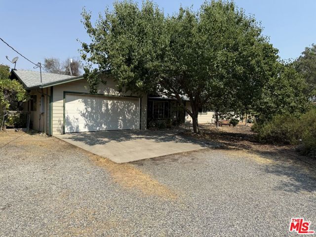 31199 Rolling Meadow Court, Coarsegold CA: https://media.crmls.org/mediaz/a6438a8d-58e5-490c-a155-ec8d14633465.jpg