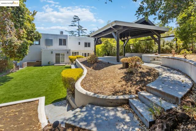 2912 Hillside DR, Burlingame CA: https://media.crmls.org/mediaz/a643cb56-711d-4043-bab6-0c8ea366713e.jpg