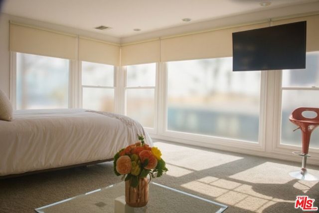 10 30th Avenue, Venice CA: https://media.crmls.org/mediaz/a6440021-ff44-4563-921a-1c379b5e2358.jpg
