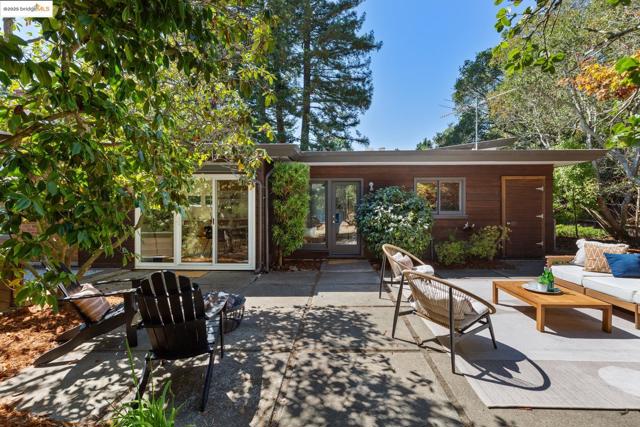 605 Plateau Dr, Kensington CA: https://media.crmls.org/mediaz/a64408f0-6471-46f0-bc44-07e0c0eb6139.jpg