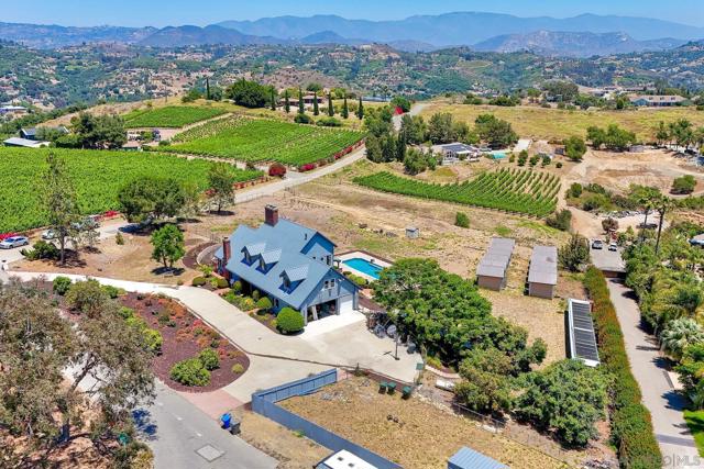 2511 Via Rancheros, Fallbrook CA: https://media.crmls.org/mediaz/a646e4de-8495-4a87-bff8-134bebe03d34.jpg