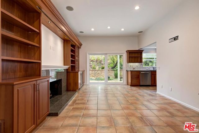 17181 Avenida De La Herradura, Pacific Palisades CA: https://media.crmls.org/mediaz/a646fa69-77bd-4699-b553-8d3494578acd.jpg