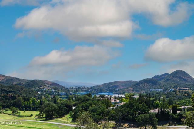 2366 Heatherbank Court, Lake Sherwood CA: https://media.crmls.org/mediaz/a647c07b-f0b9-4602-8944-fa3094eda2c1.jpg