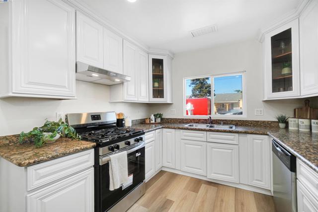 23639 Odom Dr, Hayward CA: https://media.crmls.org/mediaz/a647d80f-59b7-40b3-a923-5ef5dc1e8452.jpg
