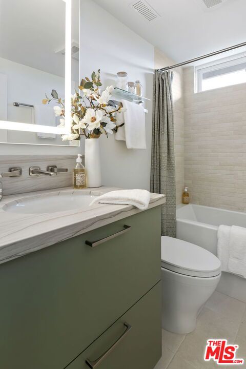 1305 Duende Lane, Pacific Palisades CA: https://media.crmls.org/mediaz/a64803e9-5f40-4ea3-be2d-5f899f139dd7.jpg