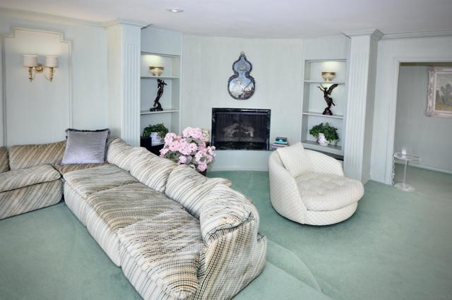 8294 Prestwick Dr, La Jolla CA: https://media.crmls.org/mediaz/a649b8dc-376d-4e2c-bba1-a5dae268f1a6.jpg