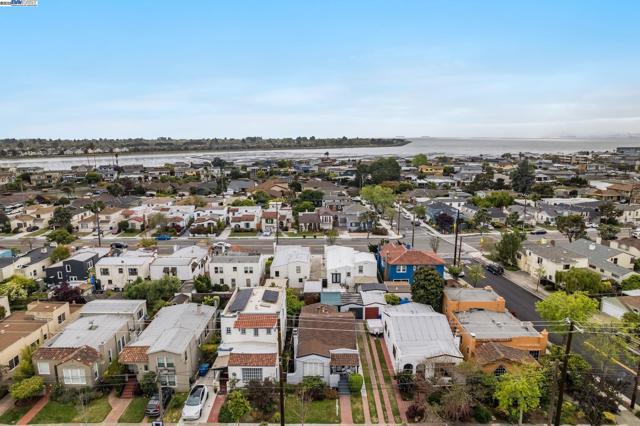 2806 Clay St, Alameda CA: https://media.crmls.org/mediaz/a649bc1e-a442-448a-964a-5e992724115b.jpg