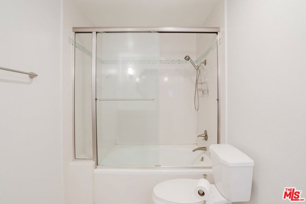https://media.crmls.org/mediaz/a649d47d-182d-4693-b979-caed1bdb3530.jpg?preset=X-Large