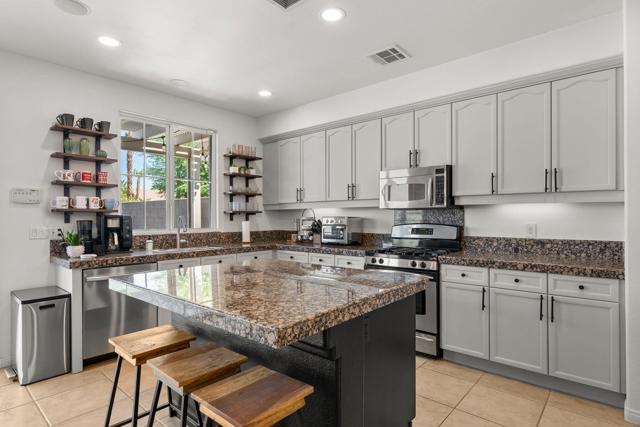 67860 Via Seguro, Cathedral City CA: https://media.crmls.org/mediaz/a64aff64-5bfe-4d5d-b387-94273a8ef885.jpg