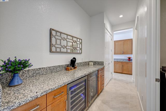 4072 Whitney Vista Ln, Rocklin CA: https://media.crmls.org/mediaz/a64b95a9-043a-47f1-a744-c94dfbe5cd87.jpg