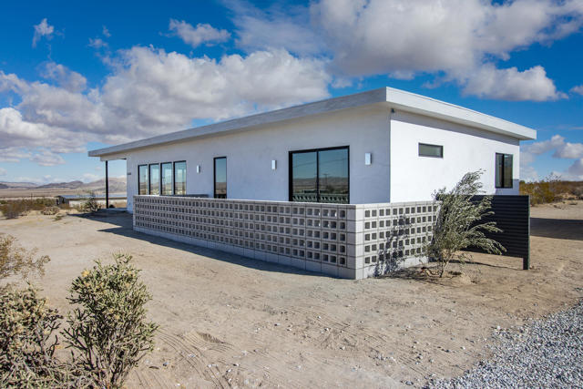 66050 Cottonwood Drive, Joshua Tree CA: https://media.crmls.org/mediaz/a64be6e8-378e-42ec-a003-b57ad25221f4.jpg