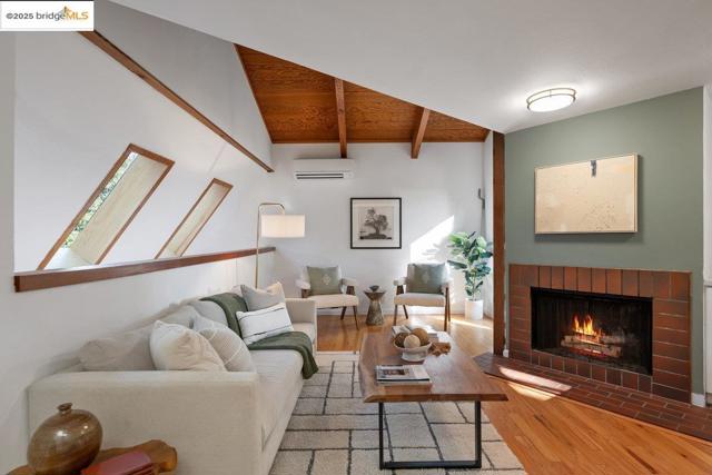 2112 Manzanita Dr, Oakland CA: https://media.crmls.org/mediaz/a64c0ad7-fe1a-485e-bb70-6f3bb78ac4f3.jpg