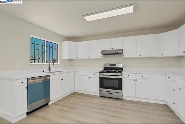 3251 Hyde St, Oakland CA: https://media.crmls.org/mediaz/a64c897a-fb59-44fb-8dd2-c4600329b0fe.jpg