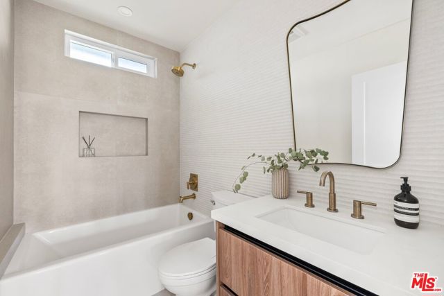 15727 Hartsook Street, Encino CA: https://media.crmls.org/mediaz/a64e08b1-480c-4a76-9c83-9e4f181287d8.jpg
