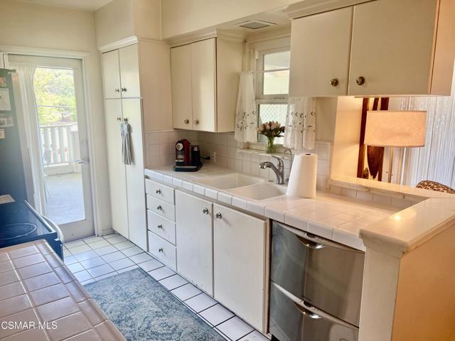 1542 Riverside Drive, Glendale CA: https://media.crmls.org/mediaz/a64e8a3b-291c-47e4-906b-5bdf4985b3d1.jpg