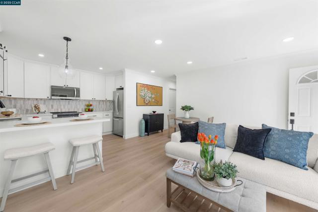 2933 Ptarmigan Dr, Walnut Creek CA: https://media.crmls.org/mediaz/a64f8359-97b7-493d-aaec-13abc43176e2.jpg