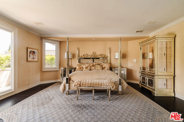 1202 San Vicente Boulevard, Santa Monica CA: https://media.crmls.org/mediaz/a6509e13-c1c6-4678-932c-e23741b5c2a5.jpg