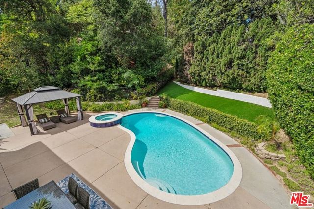 10411 Windtree Drive, Bel Air CA: https://media.crmls.org/mediaz/a65156e3-f167-4bdc-914e-e17be90f6d22.jpg
